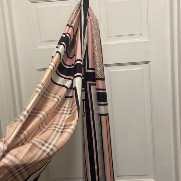 Burberry wide long scarf limited edition - Picture 5 of 8